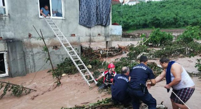 Zonguldak’ta dere taştı; evlerde mahsur kalanlar kurtarıldı