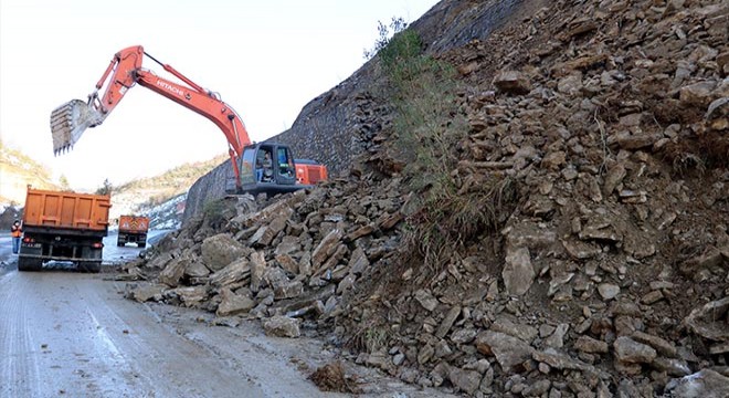 Zonguldak- Ankara yolunda heyelan sonrası temizlik