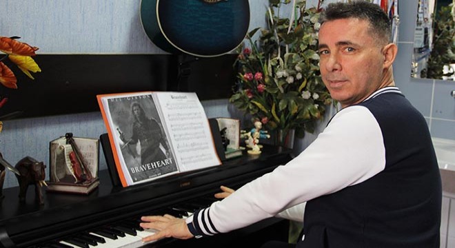 Zorlu göz ameliyatlarına piyano çalarak hazırlanıyor