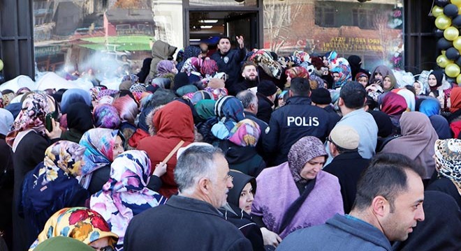 Züccaciye dükkanı açılışında 'indirim' izdihamı