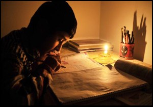 Elektrik kesintileri vatandaşı canından bezdirdi