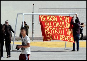 Berkin Elvan için lise bahçesindeki kale direğine bez afiş astılar