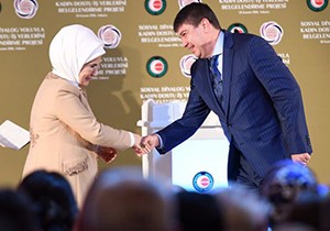 Başkan Türel ödülü Emine Erdoğan’dan aldı