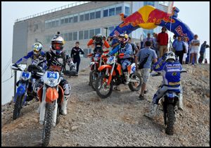 Zirvede enduro şovu