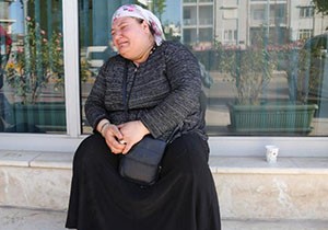Kocasıyla kendisinin engelli maaşını kaybedince gözyaşlarını tutamadı