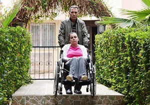 Tek isteği engelli kızını sokağa çıkarabilmek