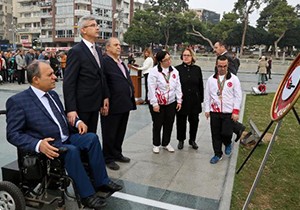 Engellilerden Ata'ya çelenk