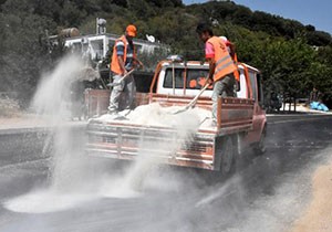 Eriyen asfalta tozlu önlem