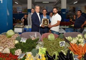 Başkan Uysal'dan örnek esnafa plaket