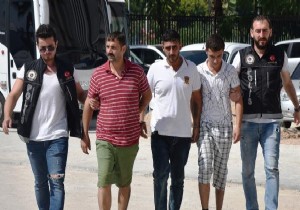 Ayakkabılarına bile esrar saklamışlar