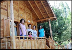 2 bin metre rakımlı yaylada bungalov evlerde tatil