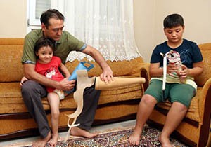 Özge, yürümeyi öğrendiği düzenekle koşmayı da öğrenecek