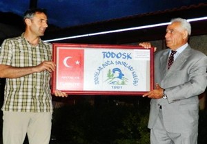 Everest'e çıkan bayrak TODOSK'a teslim