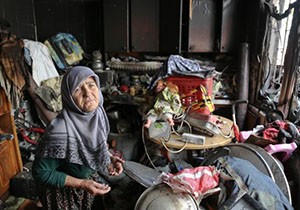Evleri yanan yaşlı çift balkon boşluğunda yaşıyor