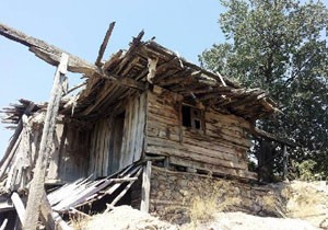 Asırlık evler yok oluyor