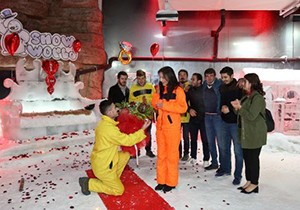 Kar Dünyası'nda sürpriz evlilik teklifi