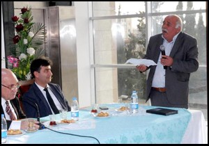 Belediye önünde eşekli eylem
