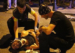 Fırıncıya çarpan otomobil kaçtı