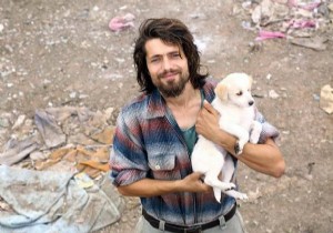 Okulu bıraktı köpeklere bakıyor