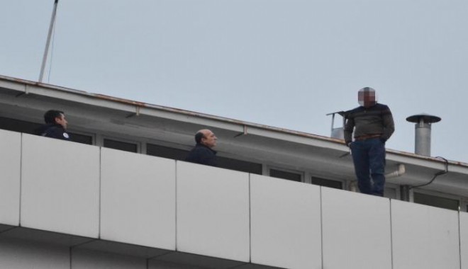 İmam intihar için çatıya çıktı, çevredekiler internette canlı yayın yaptı