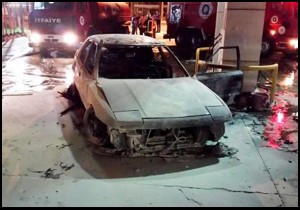 Alev topuna dönen araçtaki anne öldü, 2 oğlu yaralandı