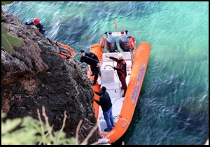 30 metre yükseklikten kayalıklara düşerek öldü