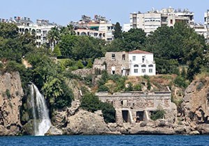 Falezlere gölge düşüren yıkıntılar
