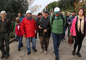 Falezlere dikkat çekmek için yürüdüler