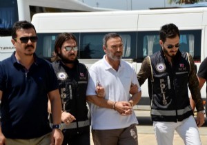 Rektöre kelepçe