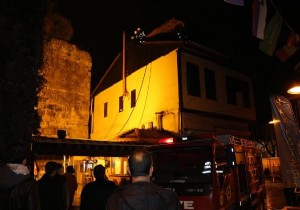 Kaleiçi'nde yangın korkuttu