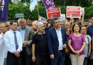 8 akademisyene destek eylemi