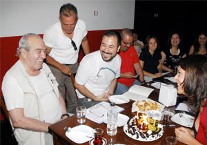 Fikret Hakan'a pastalı kutlama