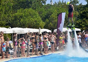 Dünya starlarına flyboard öğretiyor