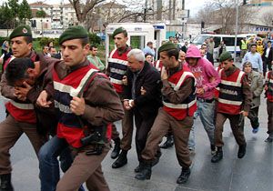 Sahte kimlikle fuhuşa zorladılar
