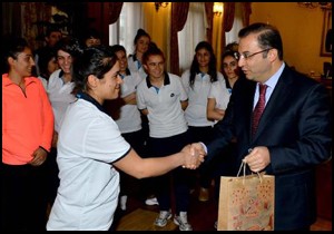 Hakkari Kadın Futbol takımı Vali Türker'i ziyaret etti