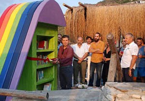 Tatilciler plajlarda kitap okudu