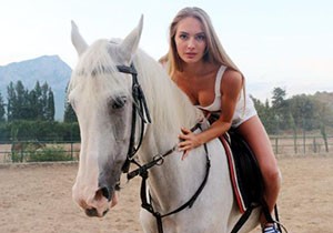 Güzeller at binip, gece kulübünde bikinili şov yaptı