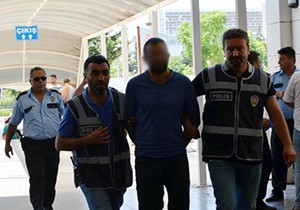 Garson gibi davranan polis, hırsızlık şüphelilerini yakaladı