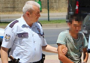 Boğazına ustura dayayıp gasp etti