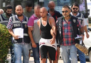 Danimarkalı kadının parasını ve otomobilini gasp ettiler