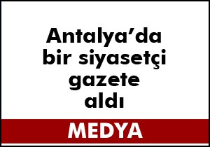 Antalya'da bir siyasetçi gazete aldı