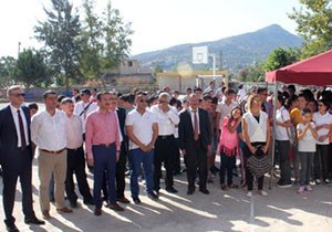 Protokol güneşe çıktı, öğrenciler oturdu