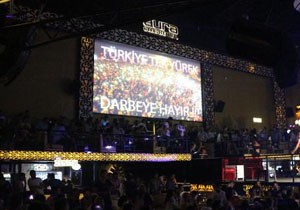 Gece kulübünde 'Darbeye hayır' mesajı