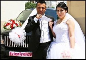 Gelinlik ve damatlıkla oy kullanmaya geldiler