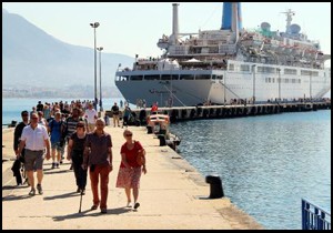 Turistler gemiyle geldi