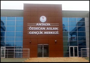 Özgecan'ın adı Gençlik Merkezi'ne asıldı
