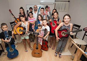 Çocukların gitar tutkusu