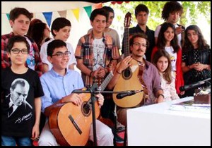 Bahçede gitar dinletisi