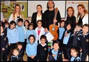 Miniklere gitar dinletisi