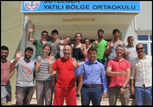 Hem tatil yapıyor hem de okulun bakımını yapıyorlar